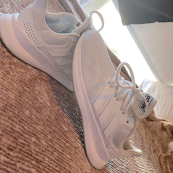 Youth boys Adidas - Like New - Picture 2 of 10